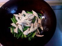 美味的蒜苔炒腐竹做法图解4)