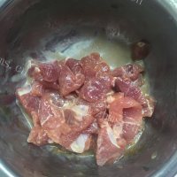 好吃的榨菜瘦肉炒肠粉做法图解2)