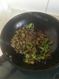 美味营养的青椒炒鸡胗做法图解5)