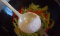 家常菜芹菜小炒肉做法图解5)