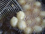自制糖醋小炸弹做法图解4)