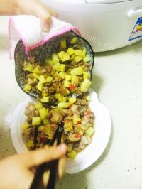 回味无穷的梅干菜蒸土豆鸡块做法图解11)