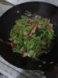 下饭的芹菜炒肉丝做法图解8)
