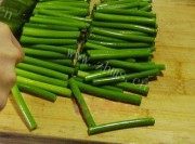 蒜苔炒肉做法图解1)