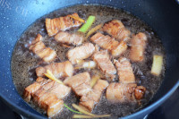 美味的红烧肉焖饭做法图解7)