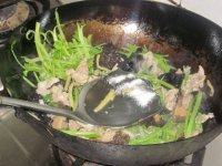 家常菜芹菜木耳炒肉做法图解10)