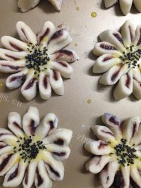 唇齿留香的豆沙菊花酥做法图解24)