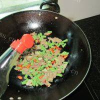 清淡的豆角炒肉做法图解9)