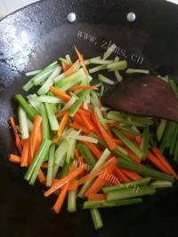美味的培根蔬菜卷做法图解6)