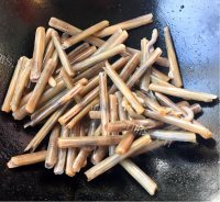 质嫩爽口的辣炒蛏子做法图解5)