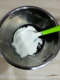 自制巧克力戚风蛋糕做法图解7)