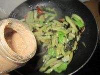 好吃的青椒炒茄子做法图解10)