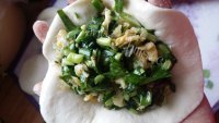美味的炸韭菜包做法图解7)