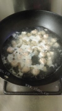 美味荸荠肉丸汤做法图解3)