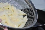 家常菜酸辣土豆条做法图解3)