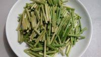 家常菜蒜苔炒肉丝做法图解2)
