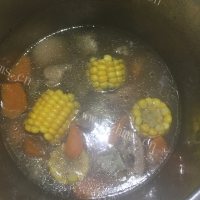 回味无穷的红萝卜玉米排骨汤