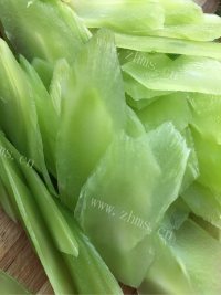 莴笋炒腊肉做法图解2)
