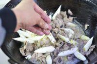 家常菜葱爆羊肉做法图解9)