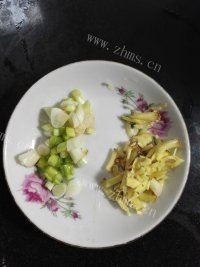 美味的黑豆腐竹炒鲜茹做法图解5)