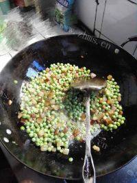 色味俱全的腊肉豌豆糯米饭做法图解6)