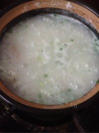可口的葱香排骨粥做法图解4)