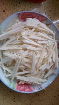 家常菜肉丝炒茭白做法图解2)