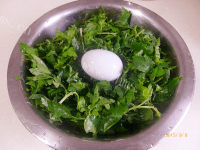 美味菊花脑鸭蛋汤做法图解1)
