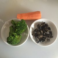 家常菜木耳炒西兰花做法图解1)