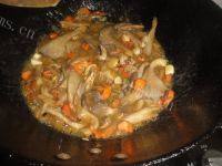 家常菜肉炒平菇做法图解7)