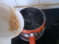美味的紫菜虾皮汤做法图解5)