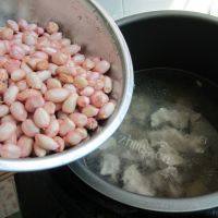 美味的花生排骨汤做法图解8)