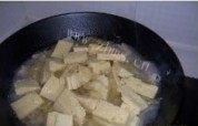 家常菜炖冻豆腐做法图解1)