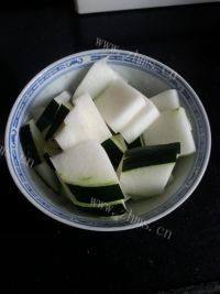 营养丰富的冬瓜虾皮汤做法图解2)