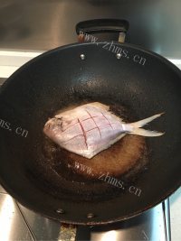 喷香的干烧鲳鱼做法图解3)