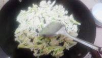 家常菜干煸花菜做法图解4)