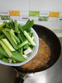 家常美食蒜香猪肉土豆做法图解7)