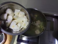 美味的排骨山药汤做法图解7)
