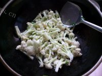 食欲满满的番茄炒花菜做法图解5)