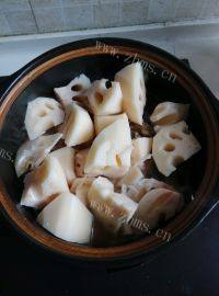 家常菜莲藕炖排骨做法图解9)