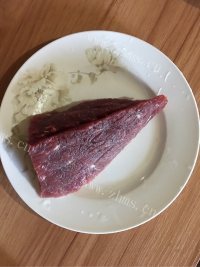 色泽鲜亮的芹菜炒牛肉做法图解1)