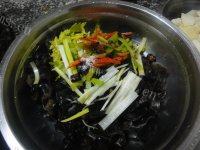 在家做的凉拌木耳做法图解8)