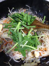 家常菜豆芽炒韭菜做法图解4)