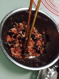 菇耳肉包做法图解5)