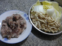 美味的蟹味菇白菜龙骨汤做法图解1)