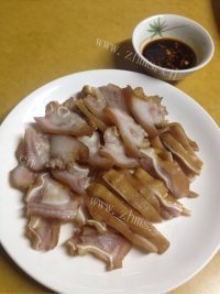美味的卤猪耳