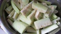 家常菜毛豆烧茄子做法图解2)