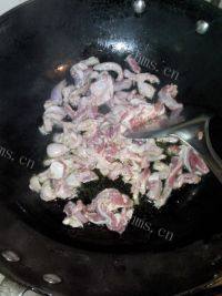 家常菜洋葱爆羊肉做法图解3)