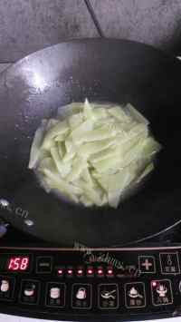 美味营养的清炒莴笋做法图解4)