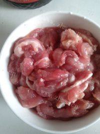 下饭的蒜苔炒肉丝做法图解2)